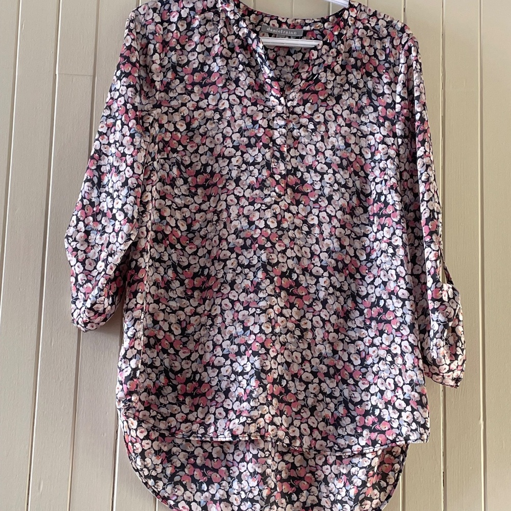 🍄 2/12$  Pink and Cream Floral Blouse - M - Daniel Rainn